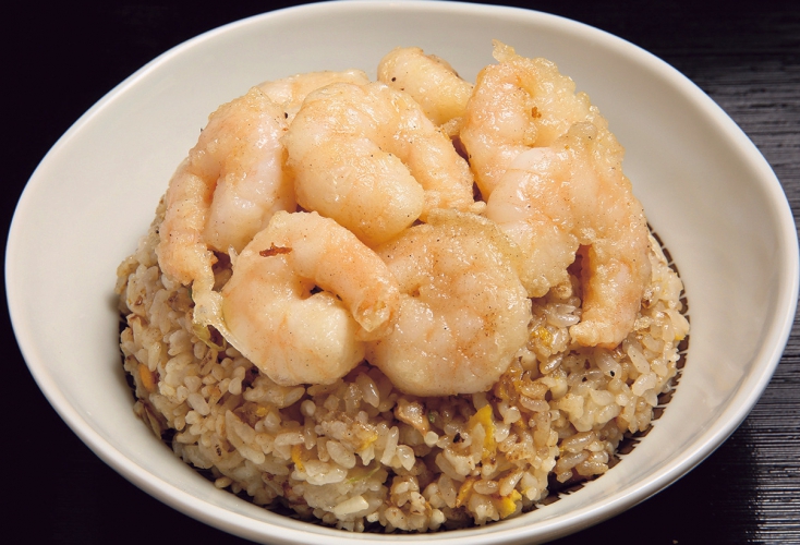 大ぶりのエビがたっぷりのエビチャーハンも評判の味、エビチャーハンと半ラーメンのセットがお得