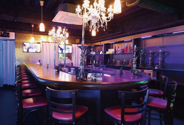 カウンター席のほか大型ボックス席を完備