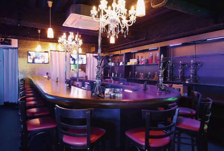 カウンター席のほかボックス席を完備、ドリンクだけでなくフードも充実