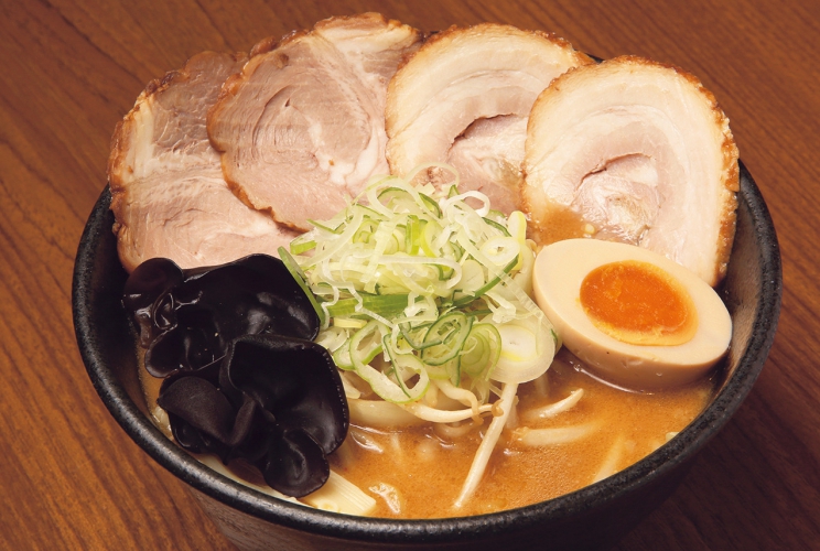 自慢のコクのあるスープと山椒の香りが食欲をそそらせる「香味味噌チャーシュー麺」1,250円