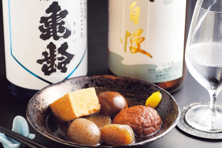 出汁がしみ込んだ大好評の「自家製おでん」各種1個200円。また、お好きな日本酒orビール1杯+おでんおまかせ3種盛りの早割おでんセット1,000円も好評。21時迄の入店限定でチャージ料込、1日1回利用可能