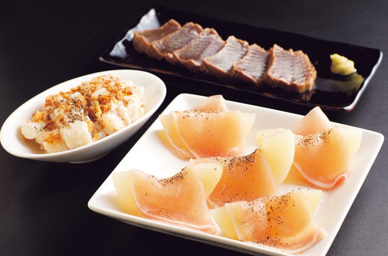 新メニューの「白桃生ハム包み」や「特製明太タラモサラダ」。しっかりと味がしみ込んだ「漬けマグロ」はお酒との相性も抜群