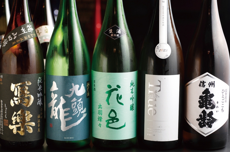 寫楽や九頭龍、花邑など50種以上の日本酒を常時用意