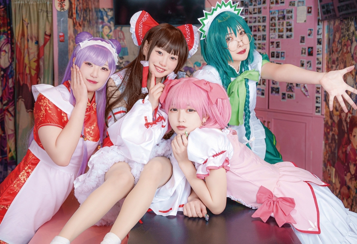 カワイイコスプレ姿の女の子たちが元気いっぱいにお出迎え