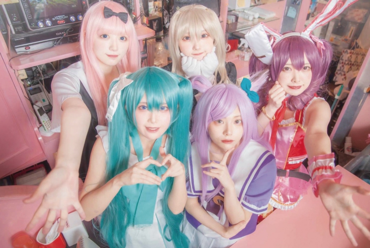 カワイイコスプレ姿の女の子たちが元気いっぱいにお出迎え。男女ともに大歓迎