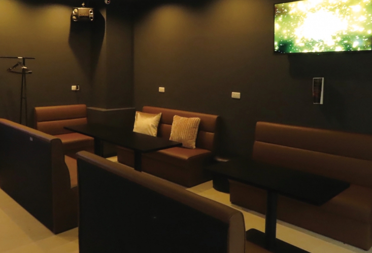 飲んで、歌って、投げて、夜をもっと楽しめる1軒