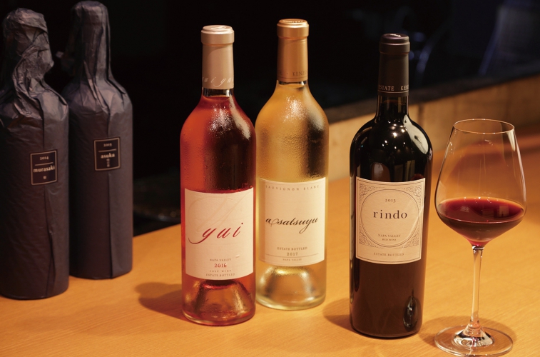 ワインは「KENZO ESTATE」のシリーズを豊富に用意。グラスで注文も可能