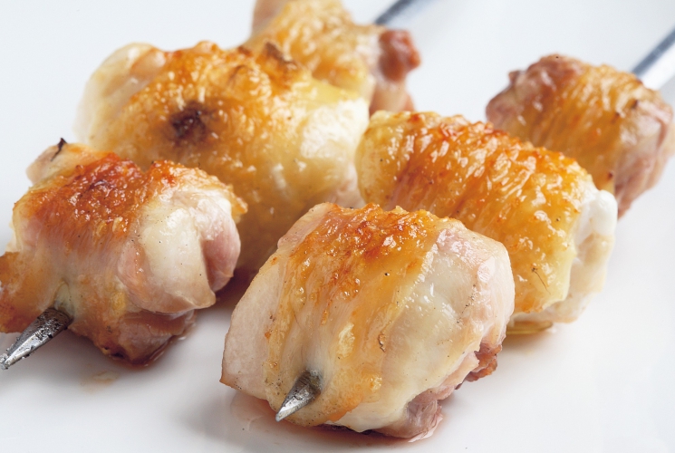 写真左は比内地鶏をこんがり炭焼きにした人気メニュー「もも肉串焼き」530円