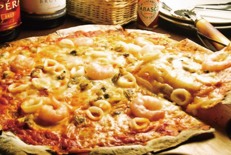 Bocco名物「パリ薄ピザ」を含む全8品120分飲み放題付のコースは2,980円