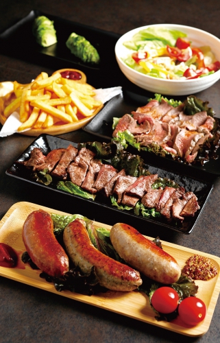 名物「牛タンステーキ」1,800円、ドリンクだけでなくフードも充実