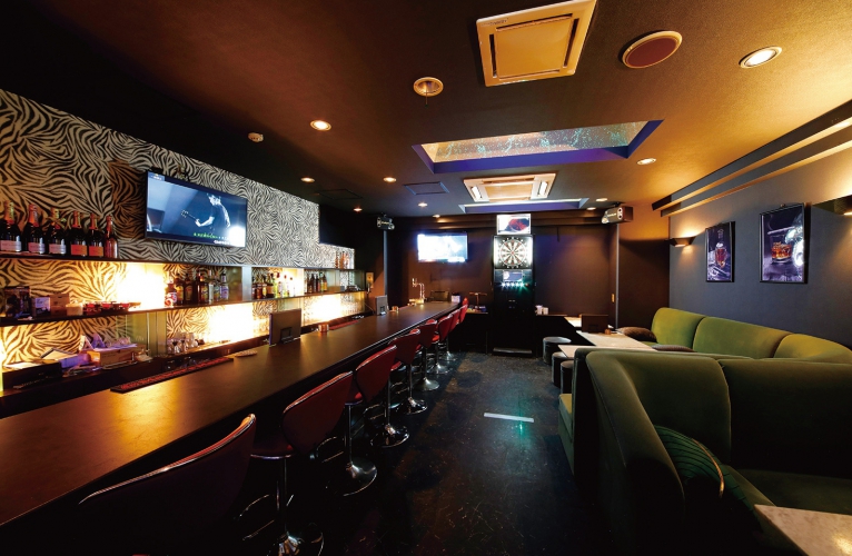 カウンター8席、ボックス2卓は最大20人収容可能