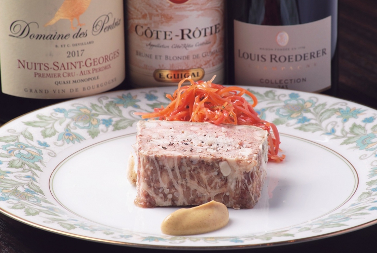 フランスの伝統的な家庭料理「テリーヌ・ド・カンパーニュ」1,200円。柔らかい食感と肉のジューシーさを感じられる