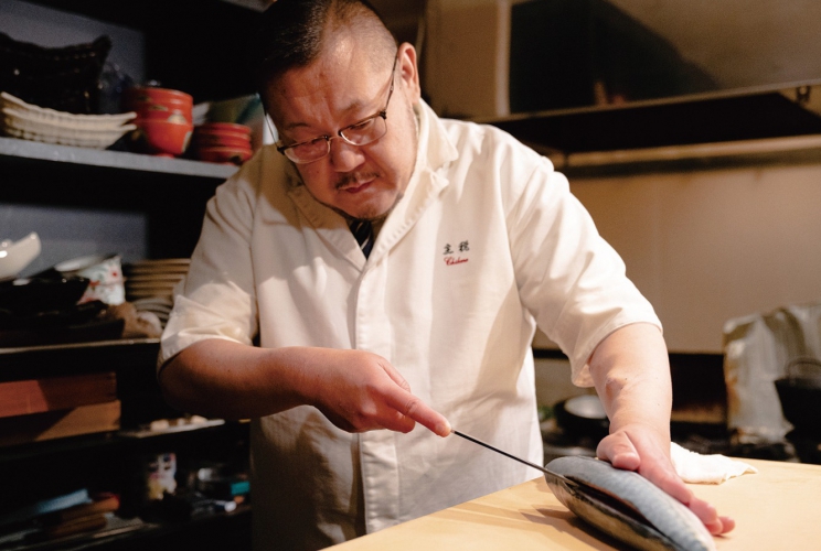 鮮度にこだわる店主は、日高や根室の漁港に出向き、漁師から直接買い付けで素材を入荷している