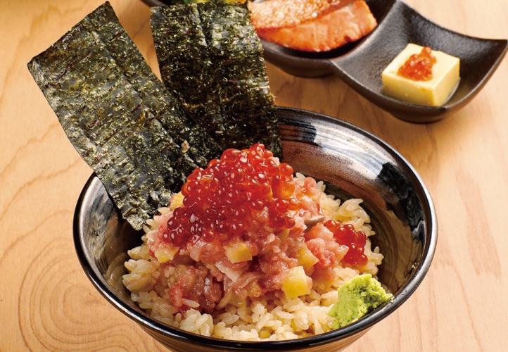 10食限定、ランチの海鮮中落ち丼1,500円は小鉢3品など他2品