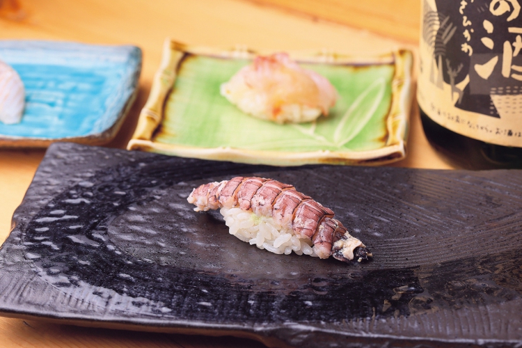 いまピークを迎えた小樽産のシャコ、エビやカニとはひと味違う甲殻類の旨みを感じられる