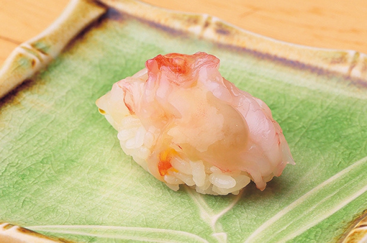 増毛産アカシマの握り350円、エビ味噌を乗せることでコク深い風味を演出している