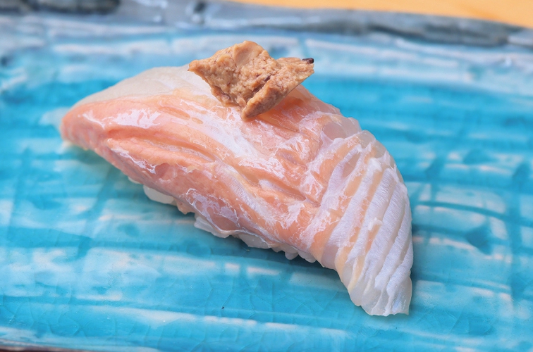 苫小牧産ヒラメの握り350円、もっちりとした食感が特徴で、上品で淡い旨みが口いっぱいに広がる