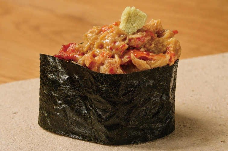 花咲ガニのカニ味噌和え軍艦690円は日本酒のお供に最高