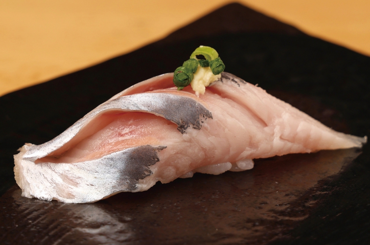 網走産ニシンの握り350円、いま時季は脂が落ち着いており、さっぱりとしたヘルシーな味わいになっている
