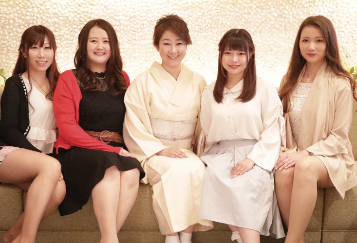 「おひとり様や女性の方も気軽にお越しくださいね」と話すさやかママ