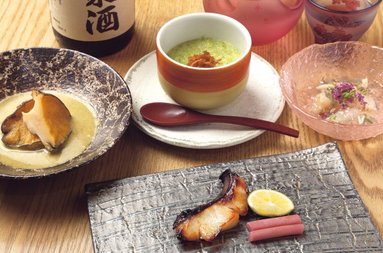 1品料理は礼文産ホッケの西京焼き800円やエゾアワビの酒蒸し2,000円などが人気