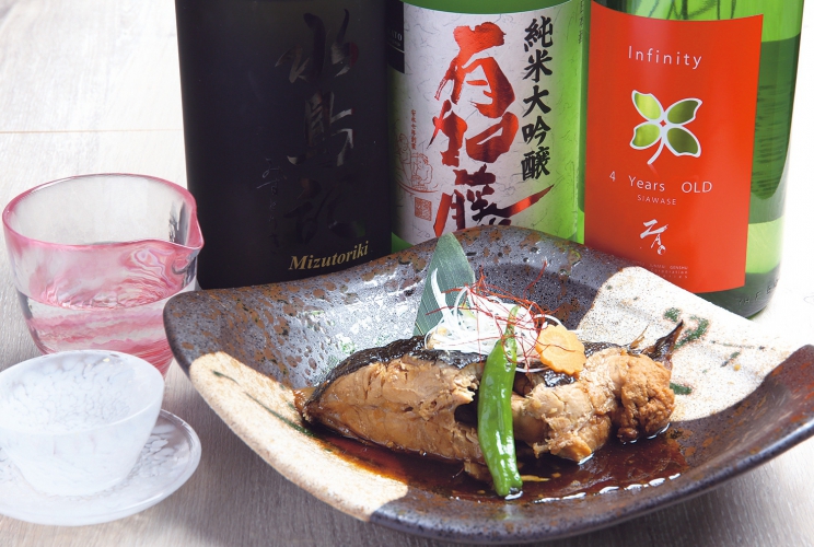 「黒ガレイの煮付け」1,958円、日本酒のアテにピッタリな料理が揃う