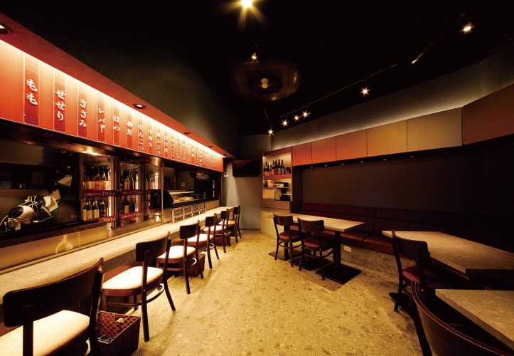 カウンター7席、テーブル13席、店内喫煙可