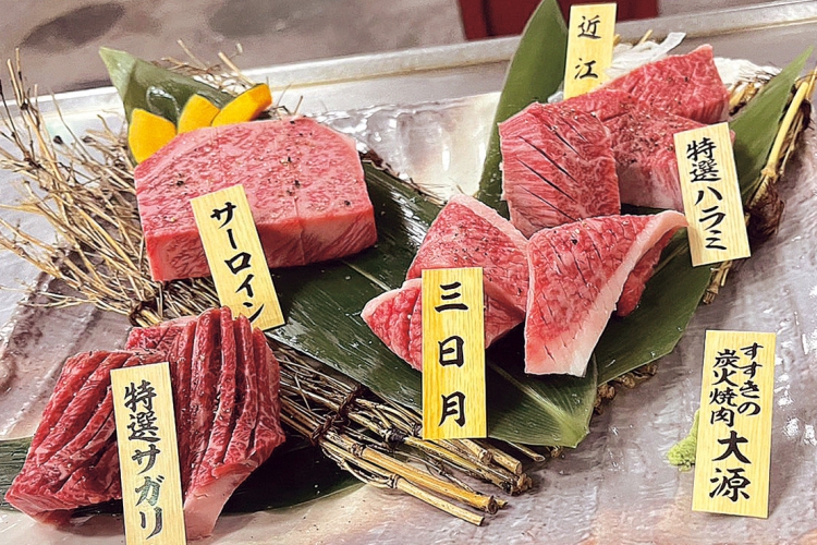 究極の味と香りで肉の芸術品と名高い「特選近江牛」、甘い脂と芳醇さを持ち合わせる雌牛のみ使用
