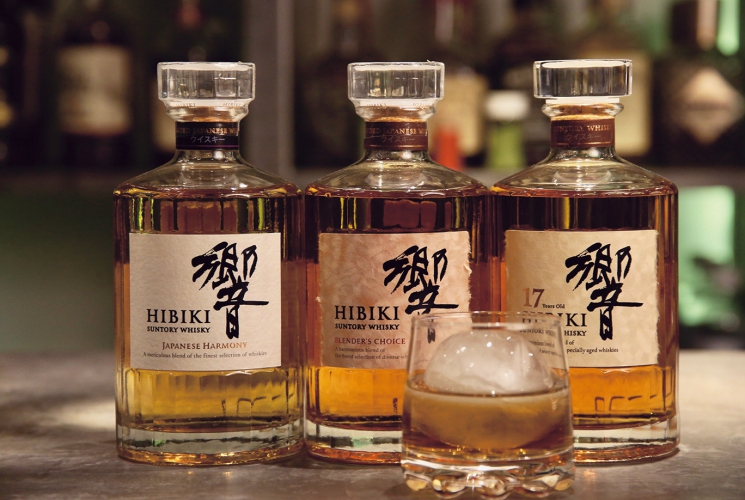 左から響1,200円、響ブレンダーズチョイス2,000円、響17年3,000円、料金変更の場合あり。ボトル注文も可