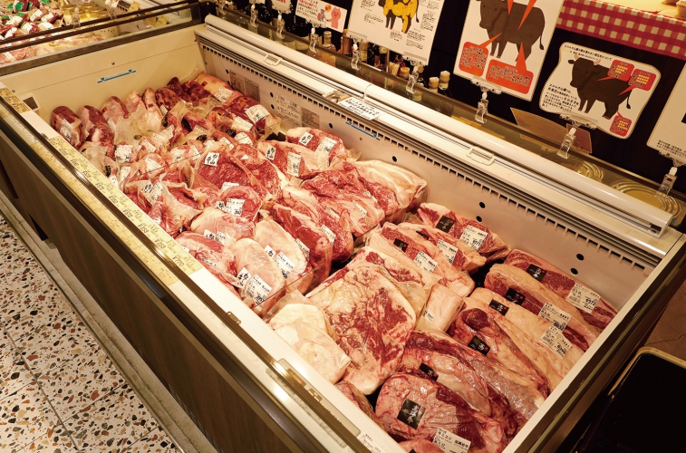 多彩なブロック食肉がズラリ。分割やスライス、ミンチなどの作業代金は無料で受け付けている。そのほかソーセージ、生ハムなど加工肉、乾物なども販売中