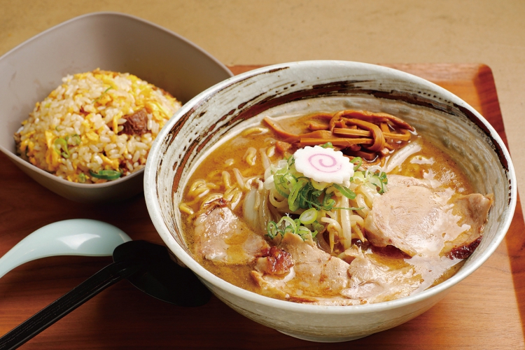 「味噌+半チャーハンセット」1,450円、そのほか「半ラーメン+半チャーハンセット」も1,250円～用意している