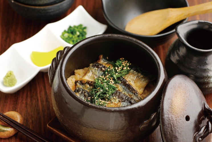 自家製出汁との相性抜群、旬のサンマを使った土鍋ご飯