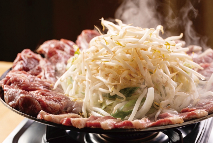 通常のジンギスカン鍋と異なる凹型の形状。中心部で野菜などを焼き周りで肉を焼くスタイル