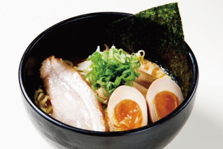 1番人気の「味玉味噌らあめん」980円。水分多めの縮れ麺に、トロトロな濃厚スープが絡む