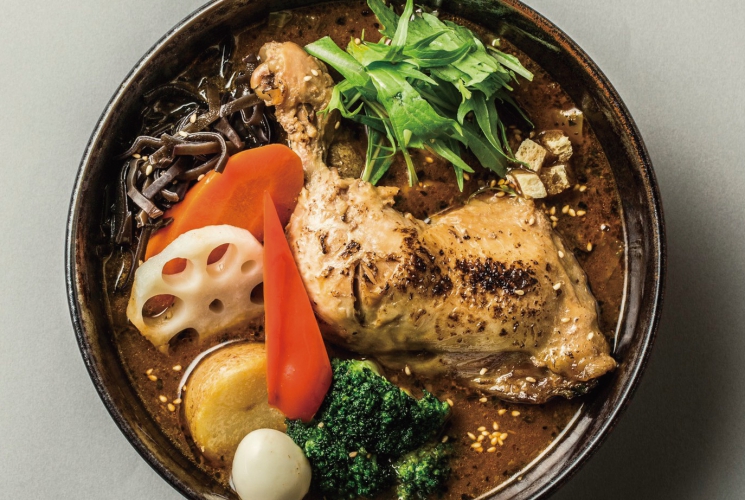 じっくり煮込んだ骨付きもも肉と野菜が入ったスープカレーの定番「やわらかチキンレッグと野菜」1,250円