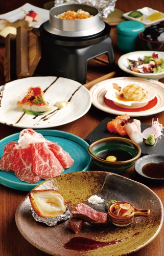 新年会特別プランは、「宵灯コース」10,000円と、黒毛和牛サーロインステーキ付きの「焔華コース」13,000円