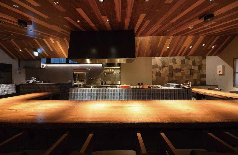 カウンター14席のほか4席の個室を完備