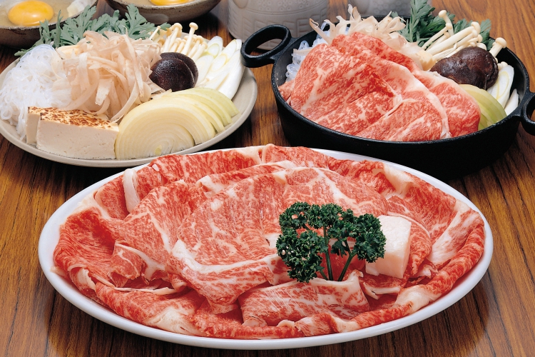 伝統の割下で味わう「えぞ但馬牛」の絶品すき焼き。口に入れた瞬間フワッと和牛の旨みがひろがる、まさに唯一無二の美味しさ