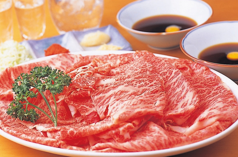 すき焼きとしゃぶしゃぶのコースは9,700円~22,500円まで用意。サービス料別10%