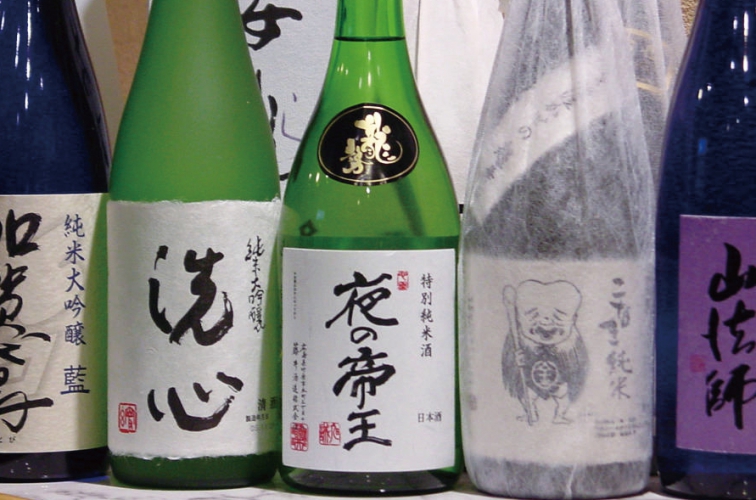 プレミアムワインの「KENZO ESTATE」の他にも、地酒や本格焼酎ボトルも豊富に揃えている
