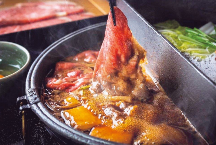 食べ放題コースはプラス220円でしゃぶしゃぶとすき焼きを同時に楽しめるセパレート鍋に変更可