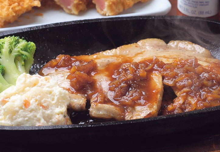 熱々の鉄板に乗せられた「トンテキグローブ」780円~