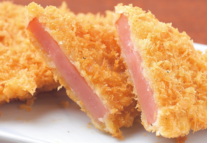 アツアツの鉄板の上に乗せられた「トンペイ焼き」399円