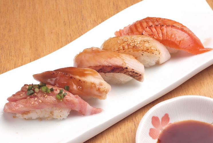 「焦し醤油五貫セット」990円は「大トロ」や「ホッキ」の他「旬の白身」など