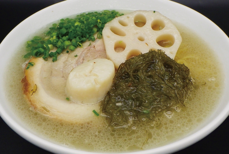 雄武町産のホタテを直送し使用した「こんぶ塩ほたてらーめん」
