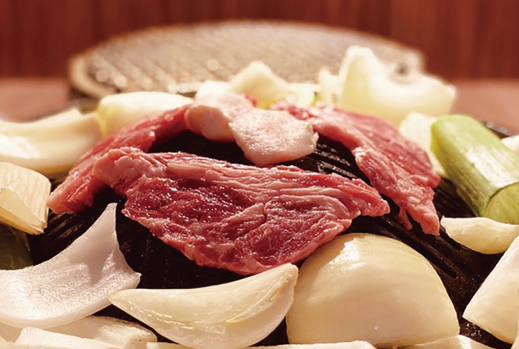 肉の種類によってジンギスカン鍋と網焼きを使い分ける。炭火で焼き上げる肉はどれも絶品