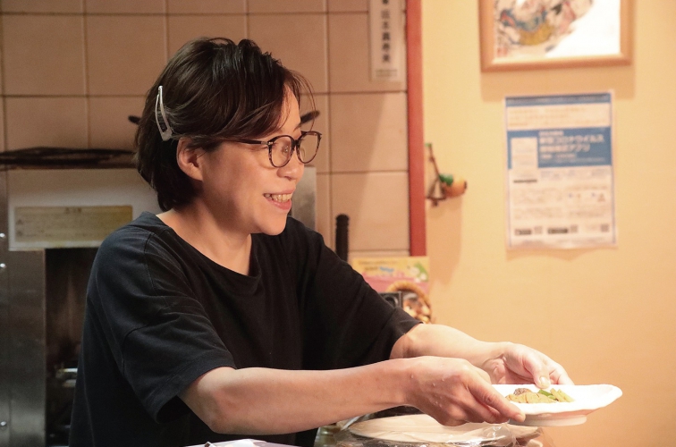 甘みと香りが特徴の北あかりを使用した「いも塩茹で(塩辛添え)」930円、素朴ながら人気の1品