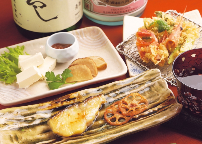 「銀ダラの西京焼き」1,210円など幅広い料理を提供