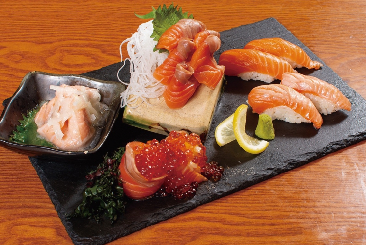 寿司や焼鳥、1品料理まで幅広いメニューが食べ放題。クーポンを利用すると2,980円で食べ飲み放題になる