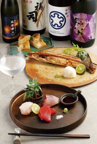 手前から、おまかせ鮮魚の3種盛り1,800円～、羅臼産ほっけの一夜干し（半身）980円、冷製出汁巻き卵 明太餡かけ980円